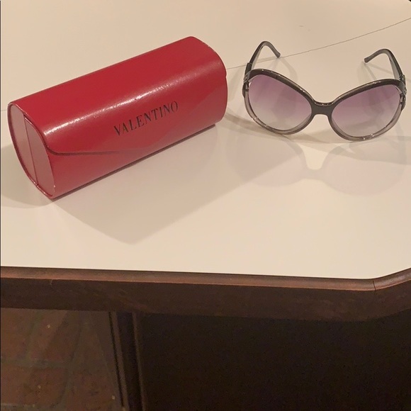 Valentino Accessories - Valentino oval sunglasses